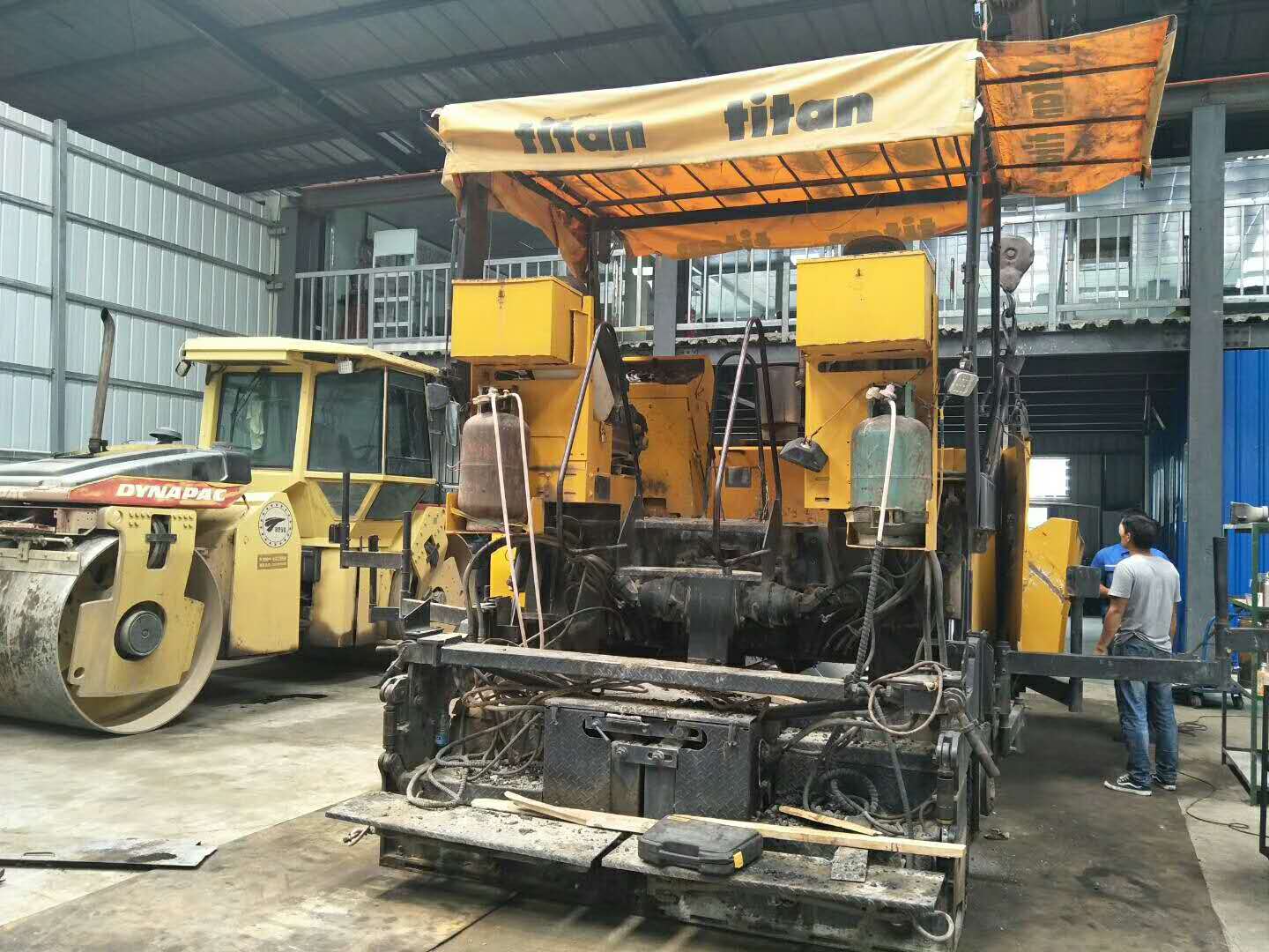 維修銑刨機、攤鋪機、壓路機、冷再生等路面機械設(shè)備